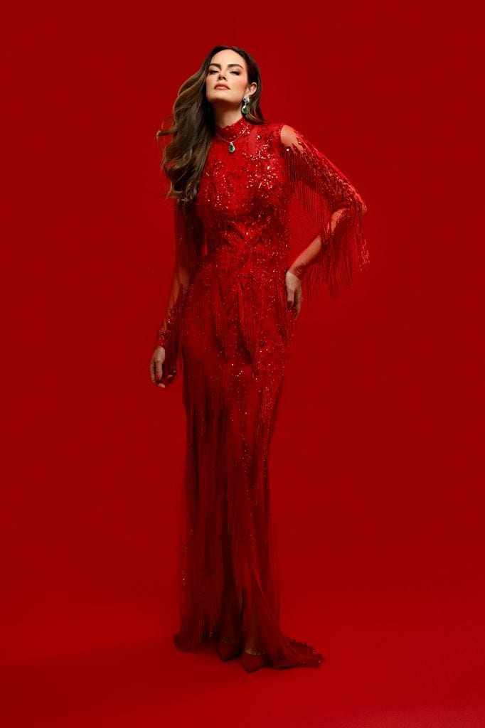 Ximena Navarrete protagonizó un posado con diferentes vestidos rojos de Benito Santos para celebrar este especial aniversario de su coronación