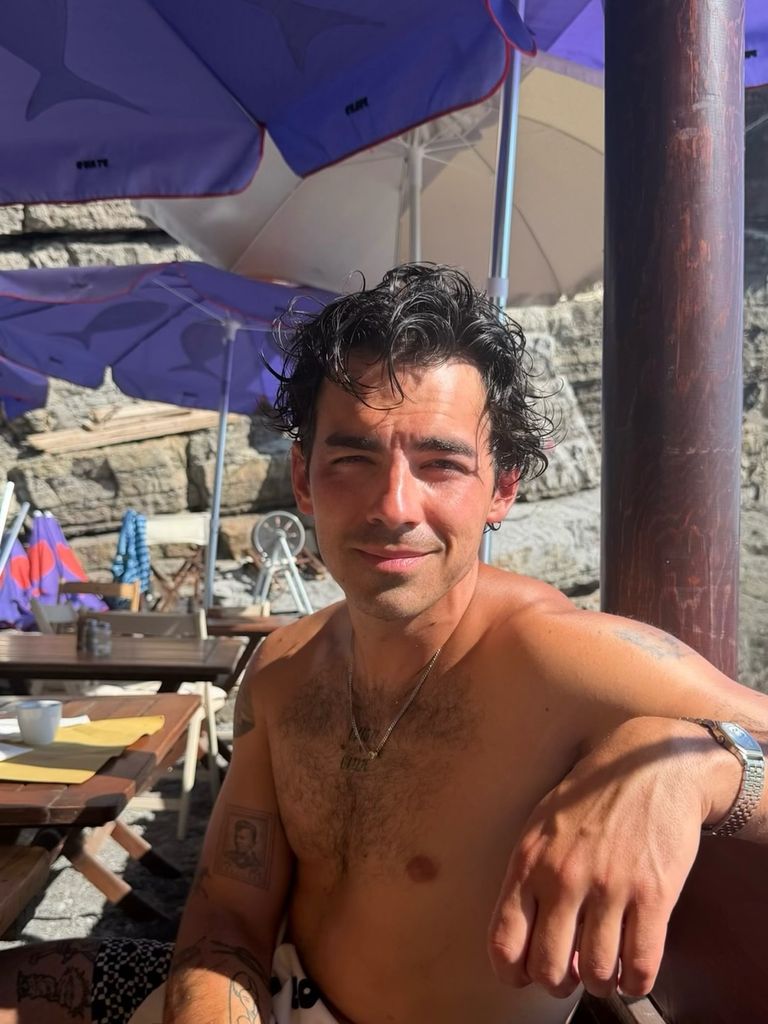 Joe Jonas a bordo del yate por el que disfrutaron del Mediterráneo