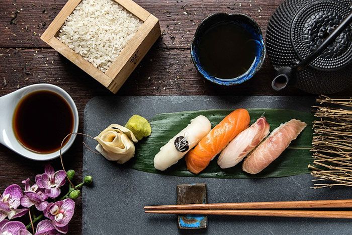 En la carta figura una extensa variedad de piezas de sushi, sashimi, makisushi, uramaki, temaki… Deliciosos bocados elaborados con una gran materia prima.
