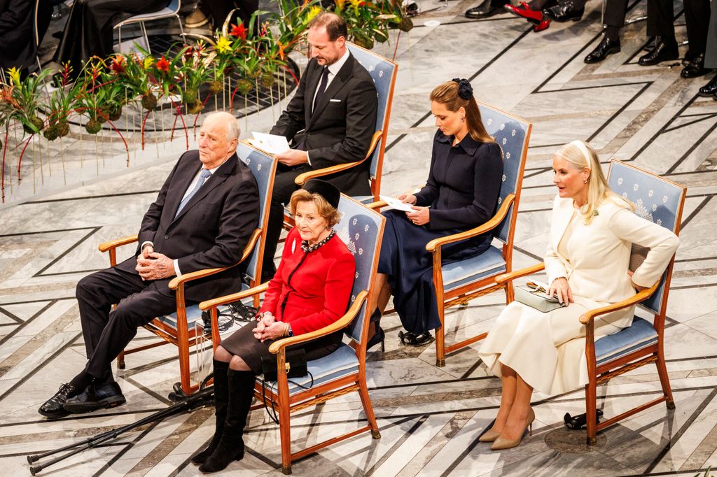 El rey Harald V de Noruega, el príncipe heredero Haakon Magnus, la reina Sonia, la princesa Ingrid Alexandra y la princesa heredera Mette Marit en la ceremonia del Premio Nobel de la Paz. 