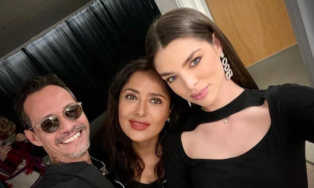 Marc Anthony y Salma Hayek con Nadia Ferreira