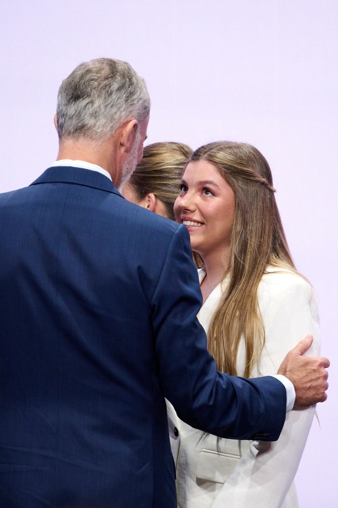 Tres imágenes del encuentro entre Felipe VI y la infanta Sofía tras el discurso de ella