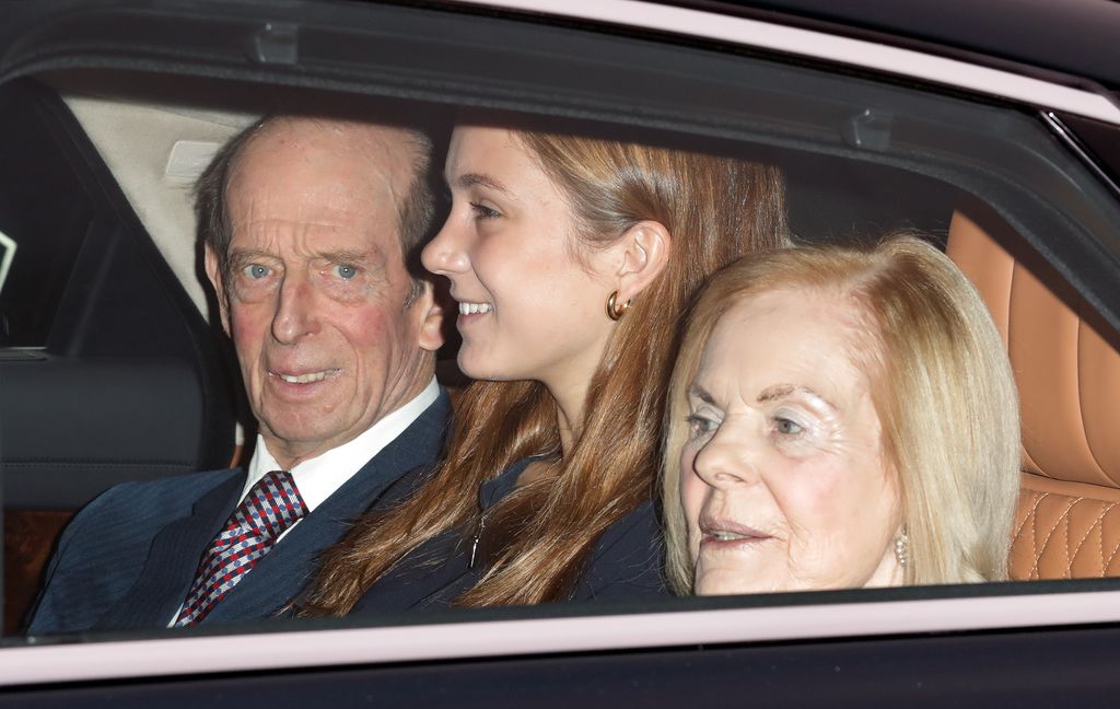 Los duques de Kent con una de sus nietas, Lady Marina Windsor, entrando a la tradicional cena de Navidad para miembros de la Familia Real en el Palacio de Buckingham, fue en el año 2017