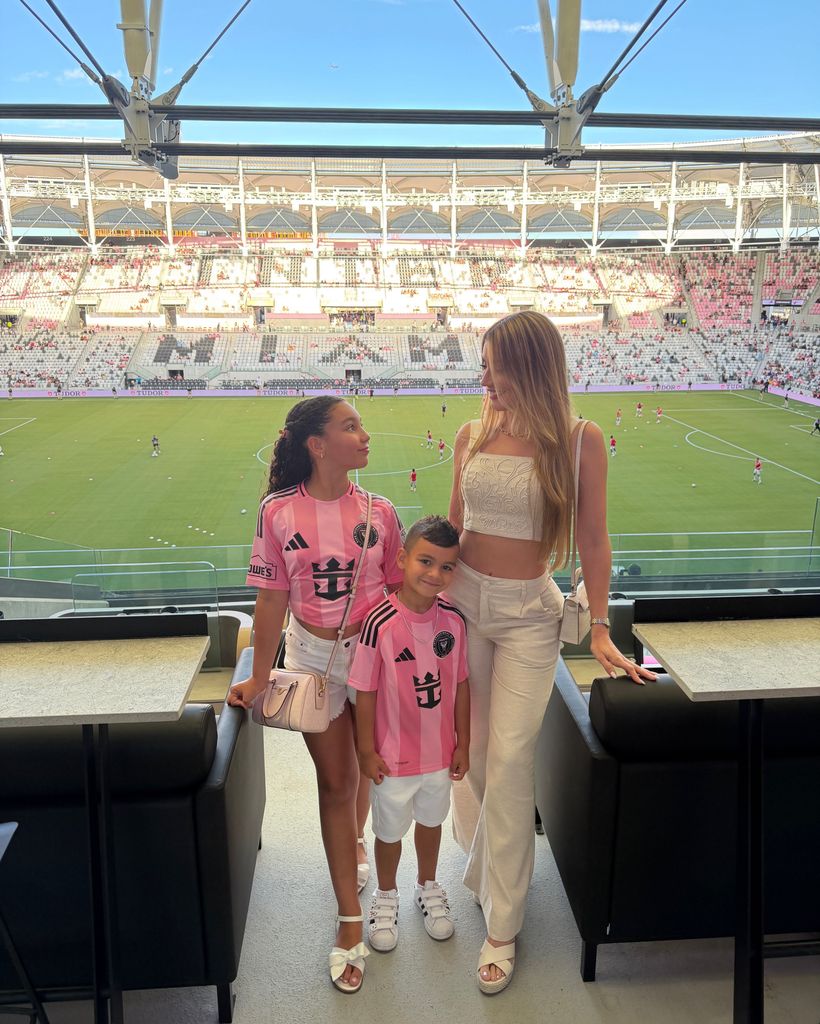 Anna Mariana con sus hijos, Sara y Caio, en el NU Stadium.