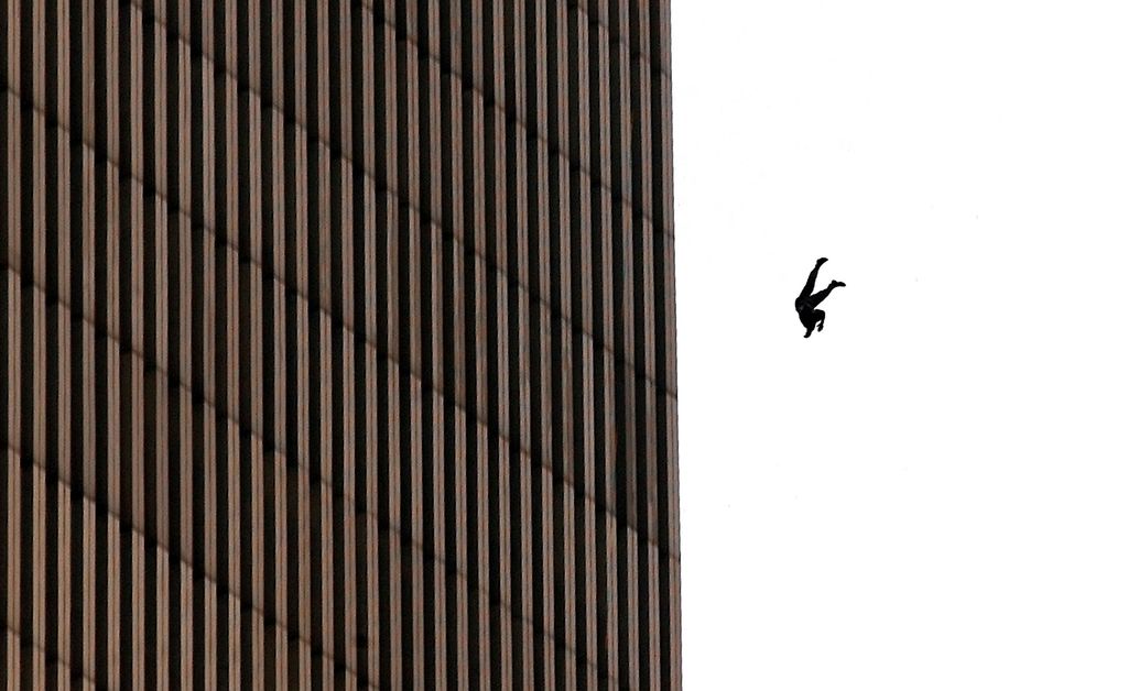La imagen del conocido como 'Hombre que cae' se convirtió en una de las fotografías más impactantes y controvertidas del 11-S.
