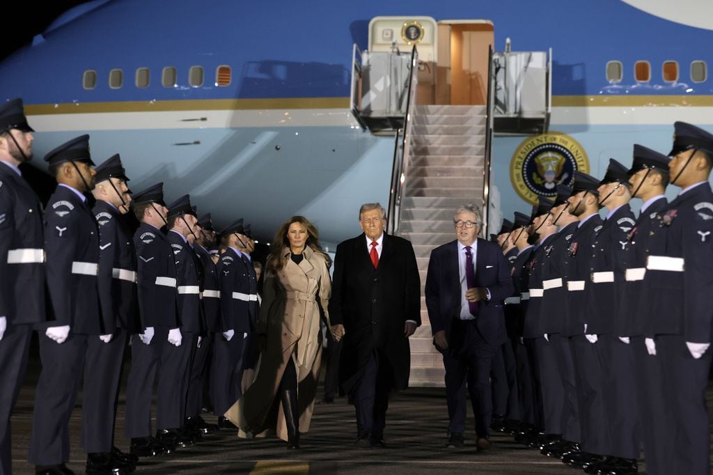 El presidente Donald Trump y la primera dama Melania Trump descendieron del Air Force One tras llegar al aeropuerto de Londres Stansted para una visita de Estado el 16 de septiembre de 2025, en Stansted, Essex