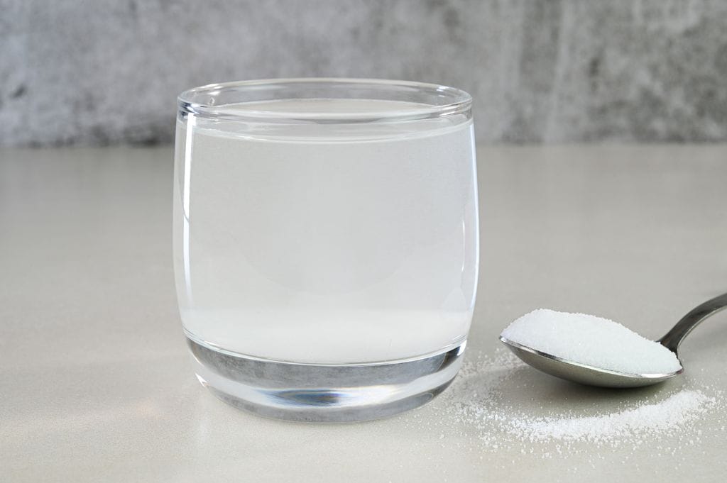 vaso lleno de agua con sal