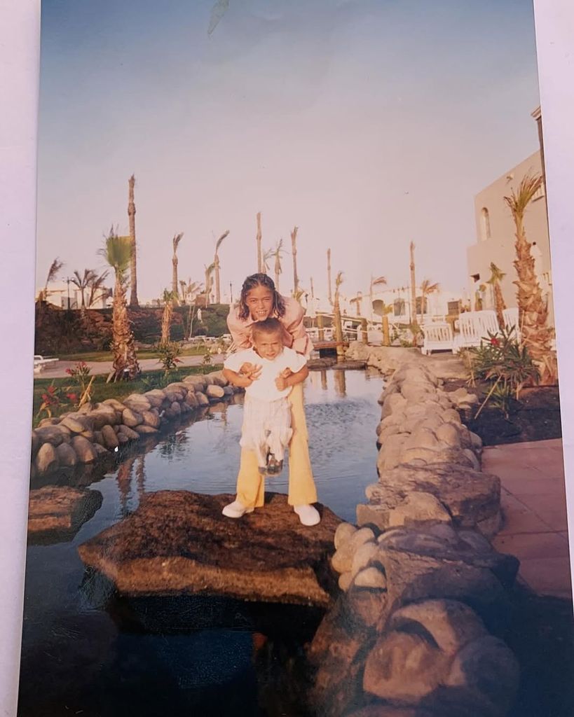 Jordi junto a su hermana en un bonito recuerdo