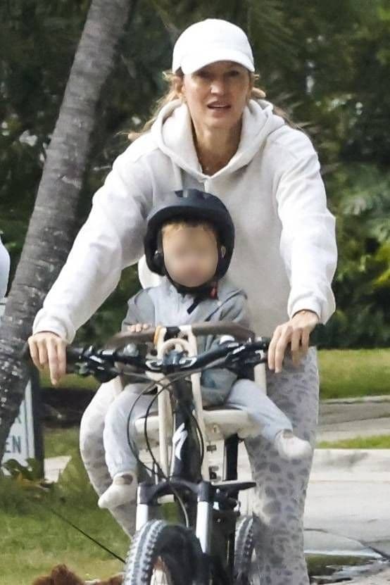 Gisele Bündchen disfrutó de un paseo en bicicleta con su hijo River.