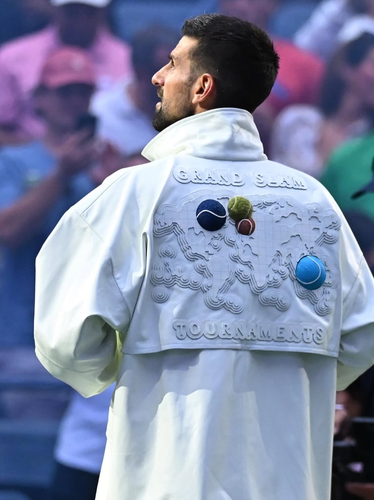 La chamarra que rinde homenaje a la trayectoria de Novak Djokovic.