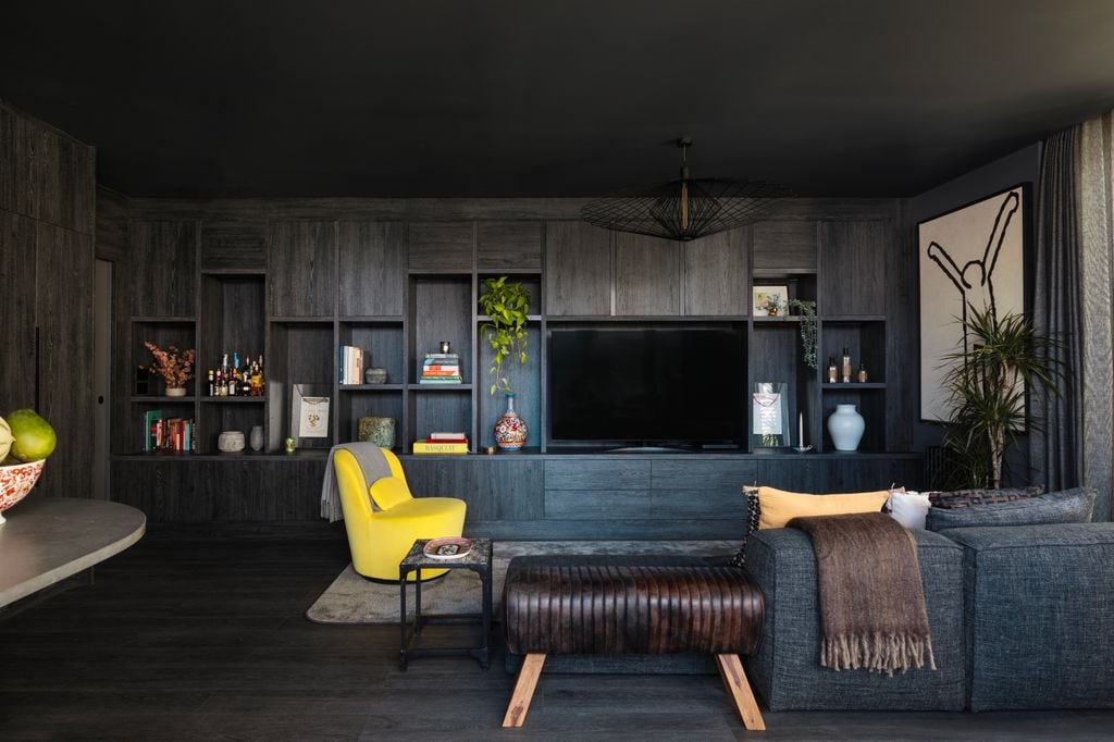 Salón decorado en negro y toques de amarillo