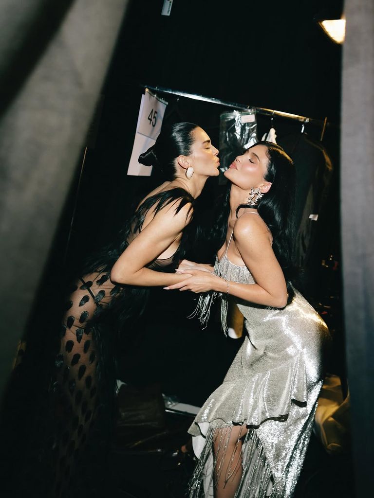Kylie y Kendall Jenner en el desfile de Schiaparelli