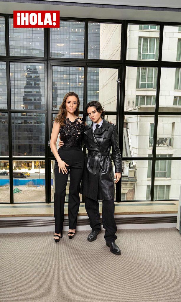 Fotógrafo: Manuel Ortiz | Catalina Sandino Moreno - Stylist: Jessica Paster, Peinado: Ben Skervin, Maquillaje: Ana Marie Rizzieri. Catalina está usando un jumpsuit Oscar de la Renta, zapatos Dolce&Gabbana | Sasha Calle – Estilizada por Sasha, Maquillaje: Shelby Smith, Peinado: Rutger. Sasha está usando una chaqueta negra de piel Tom Ford, corbata St Laurent y botas 424.