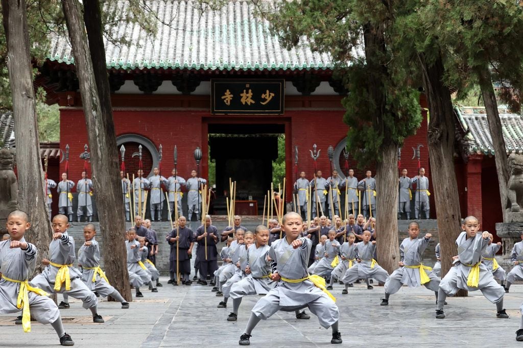 Jóvenes monjes en el templo Shaolin