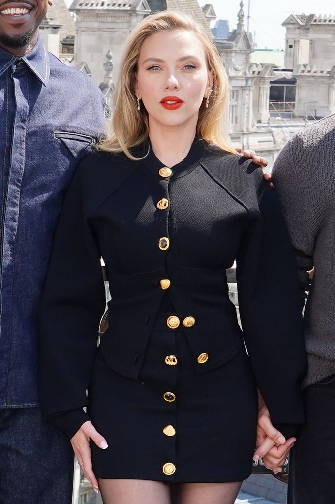 Scarlett Johansson con look de Schiaparelli