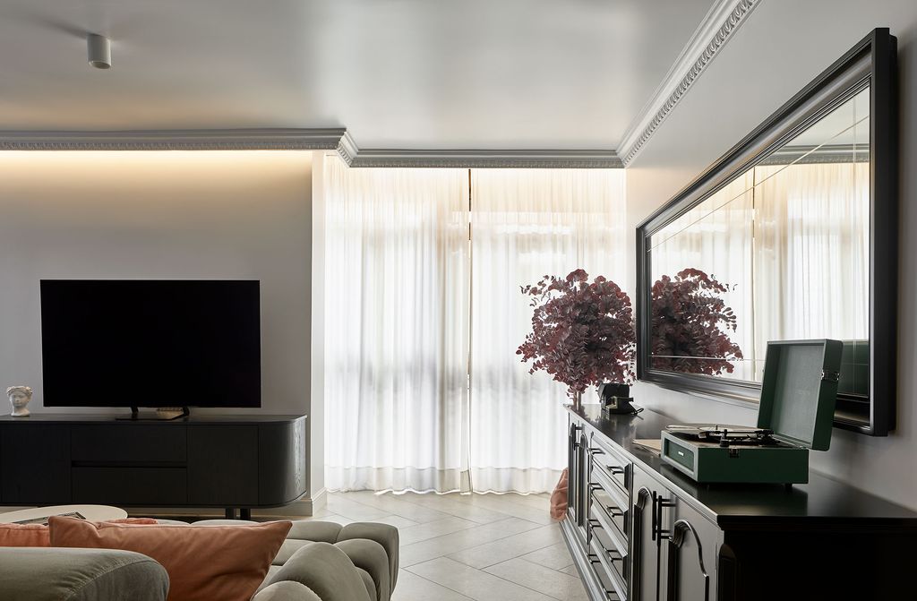 Salón moderno con molduras. 