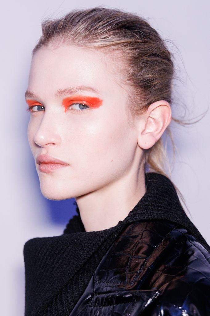 El maquillaje neón en algunas modelos contrastó con las siluetas de líneas limpias y estructuradas.