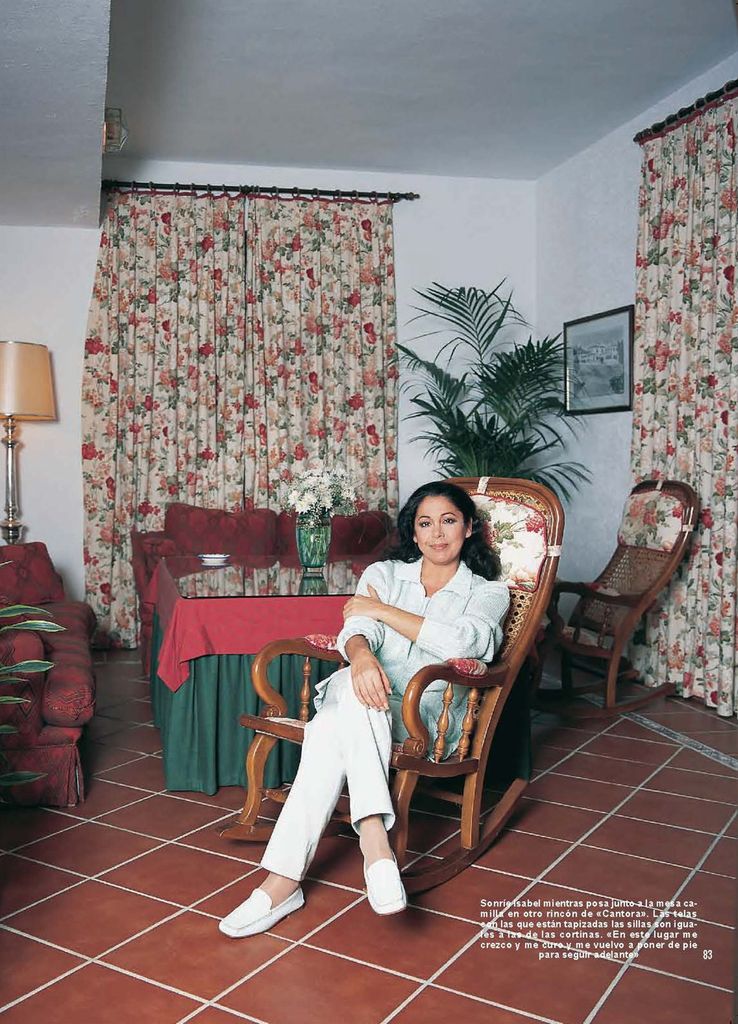 Isabel Pantoja posa en Cantora en 2001