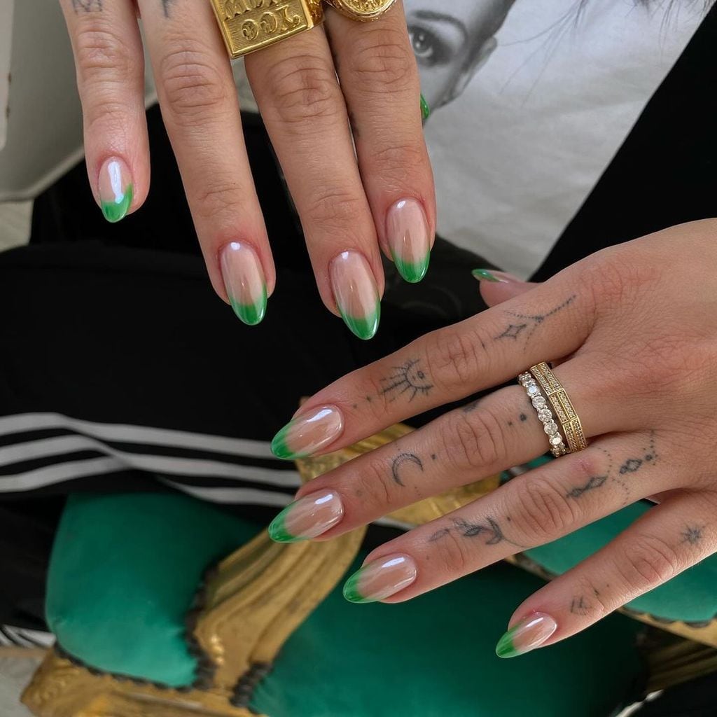 Uñas de gel: francesa cromada en color verde 