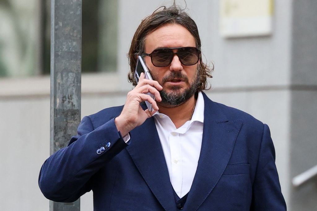 Francisco de Borbón hablando por teléfono tras ser puesto en libertad