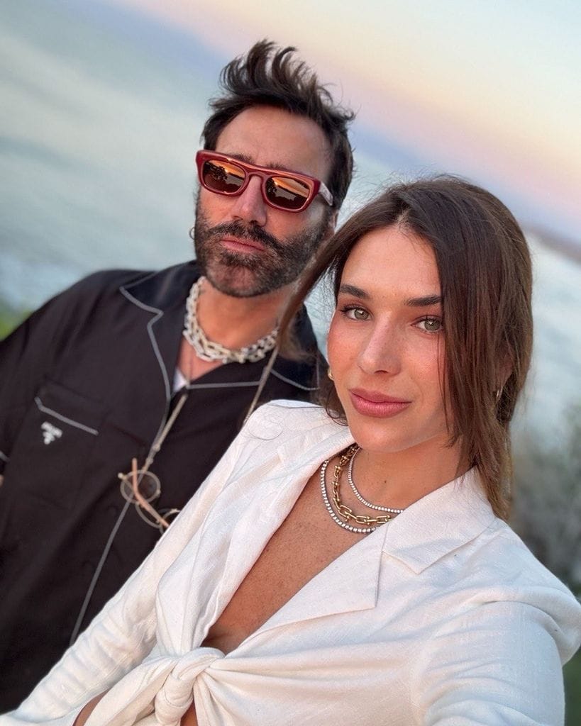 El cantante reveló que está abierto a una boda e hijos con Karla Laveaga.