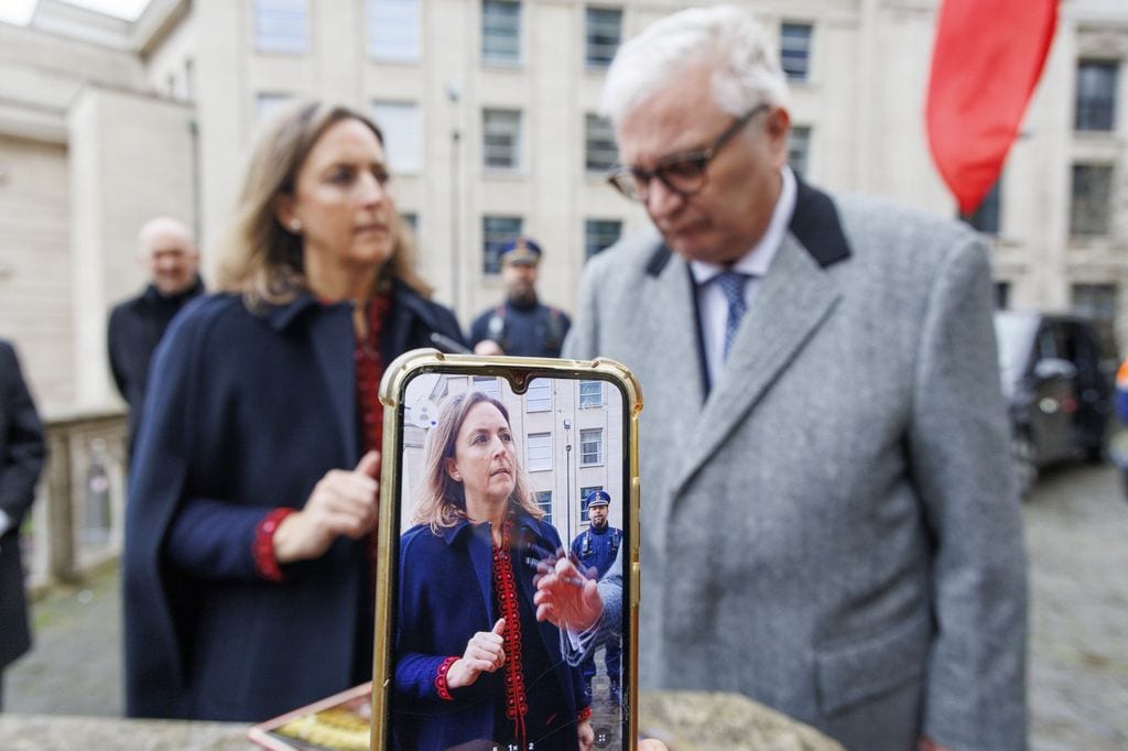 Los príncipes Laurent y Claire son retratados por el público con su móvil