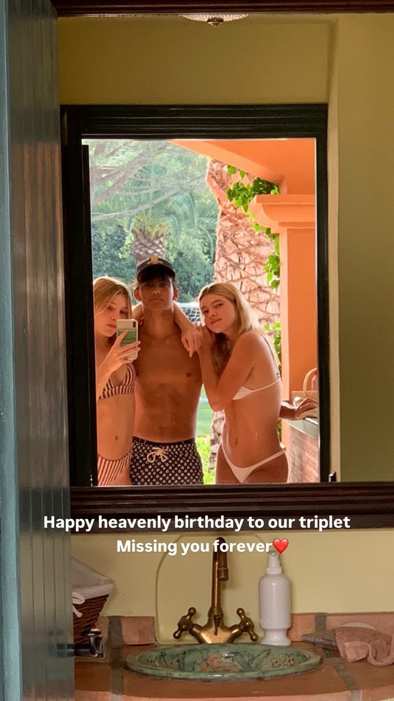 "Feliz cumpleaños en el cielo a nuestro trillizo. Te echaremos de menos para siempre", escribió Victoria Iglesias junto a esta fotografía tomada durante unas vacaciones junto a Niccolo