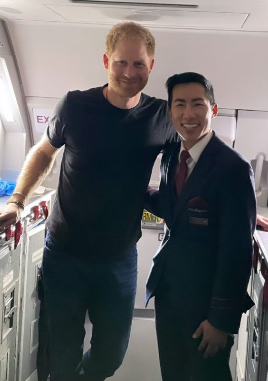 El príncipe Harry y un asistente de vuelo