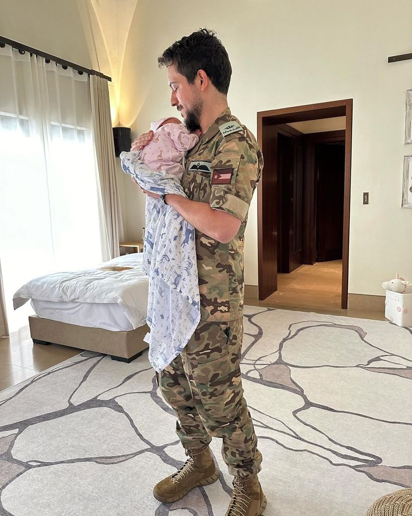 Plano entero de Hussein de Jordania con su hija