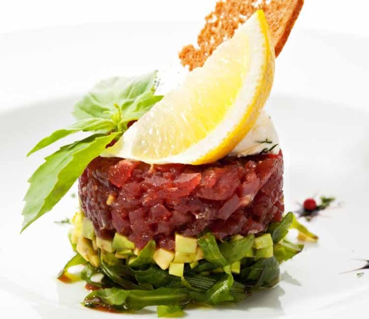 Tartar de atún rojo con aguacate