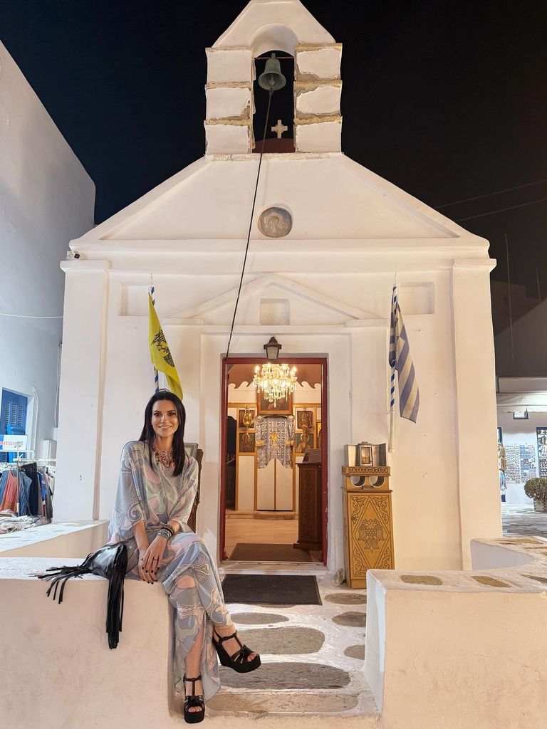 Laura Pausini disfruta de vacaciones inolvidables en Grecia.