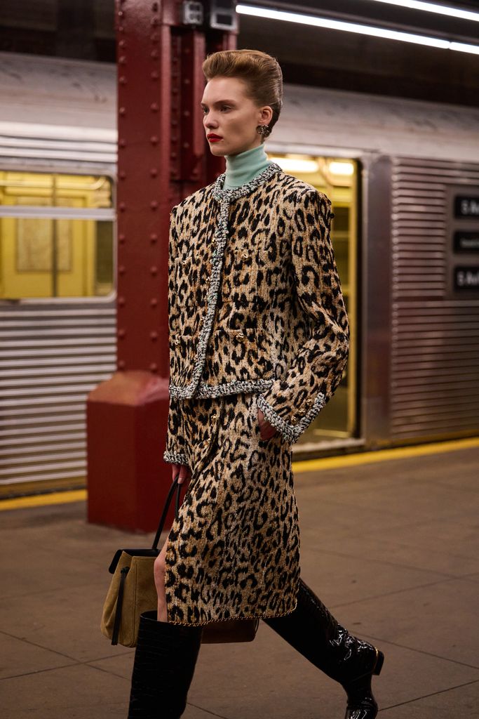 Chanel desfile Metiers D'art 2026 en el metro de Nueva York