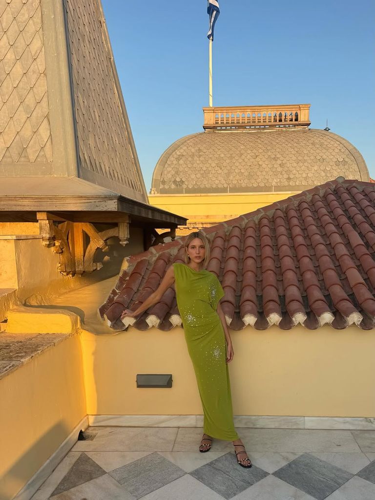 El vestido limoncello de Olympia de Grecia con cristales y perlas para una exclusiva boda en una isla privada
