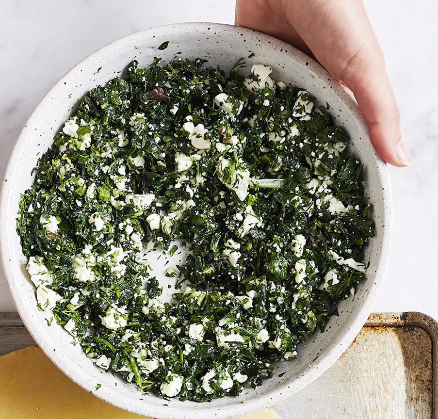 Verduras de hoja verde, hierbas fresas y un poco de feta, ingredientes del relleno. 
