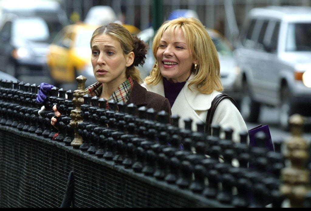 Sarah Jessica Parker siendo Carrie Bradshaw en Sexo en Nueva York
