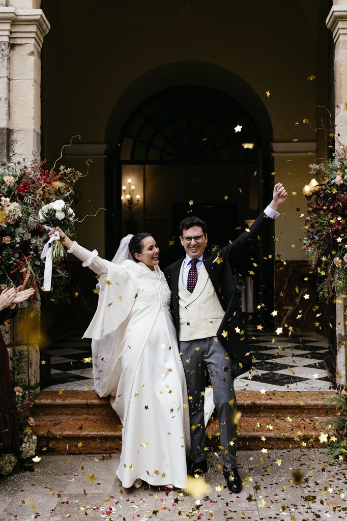 Salida de los novios de la iglesia
