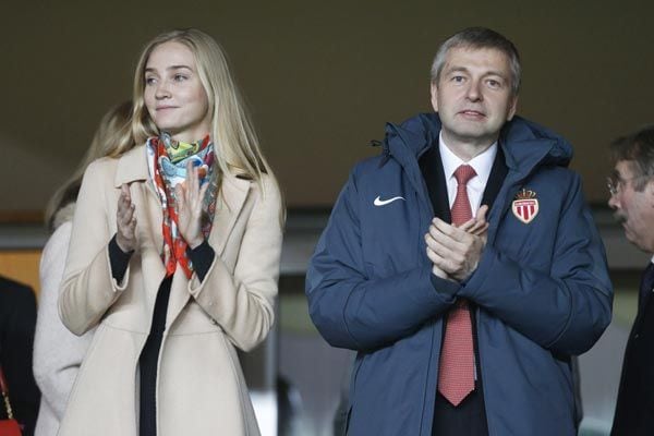 Katia con su padre Dmitry, propietario del AS Mónaco FC y magnate ruso cuya fortuna se estima en unos 10.000 millones de euros, en un partido del equipo de fútbol en marzo de 2015
