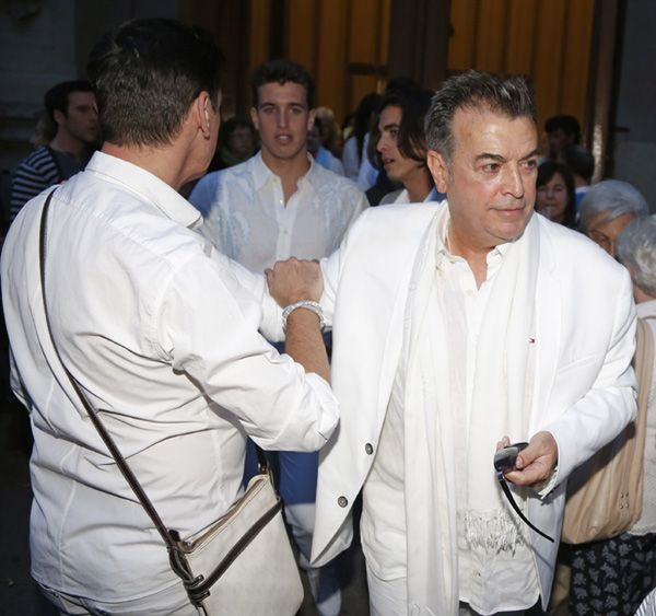 En la misa, a la que mayoría de los asistentes acudieron vestidos de blanco, algo que al parecer fue por expreso deseo de la modelo, mostraron su apoyo y cariño incondicional al que fuera su pareja, Emilio Molina, que llegó acompañado por su hijo, y que tenía pensado casarse con María muy pronto
