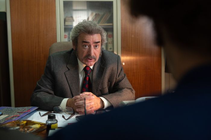 Jorge Bosch es Solís en 'El Marqués', el jefe del periódico que manda a Onofre a Las Paradas a escribir un artículo sobre cómo está el pueblo tras el cruento episodio que tuvo lugar