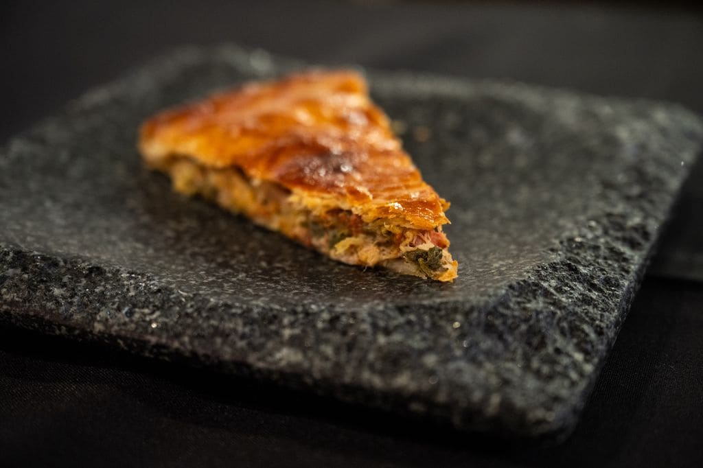 Empanada ganadora, hecha con un relleno de cocido gallego
