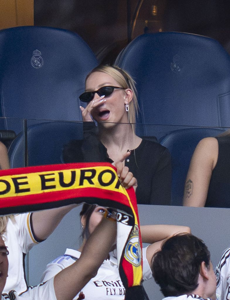 Ester Expósito parecía muy divertida durante el juego de Mbappé con el Real Madrid.