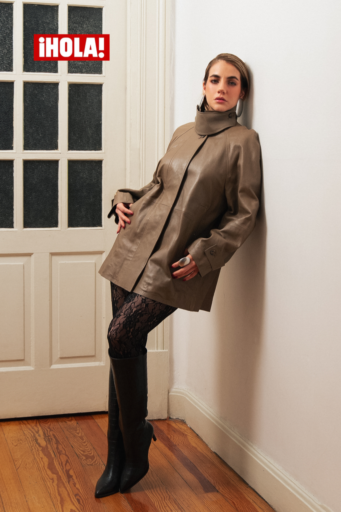 Fotografía: César Larenaudie @cesarlarenaudie | Estilismo: Chiara Primatesta @cprimatesta | Maquillaje y Peluquería: Alexis Rodríguez @aleromua | Abrigo: COS | Promedios: Intimissimi | Botas: Longchamp | Pendientes y anillo: Galaxiia