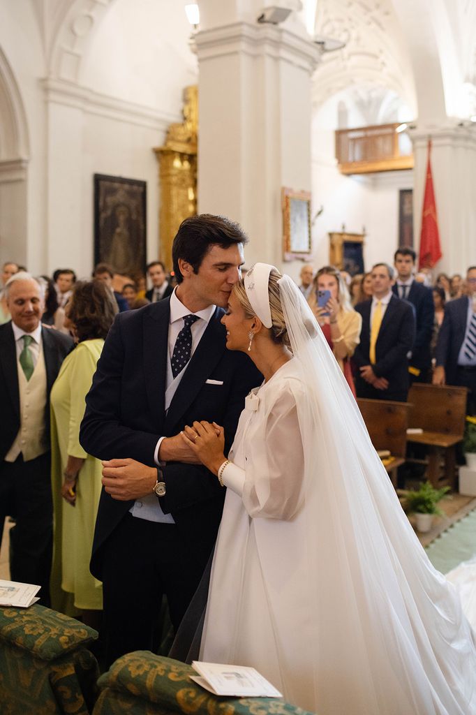 Juan dándole un beso a Paloma en el altar