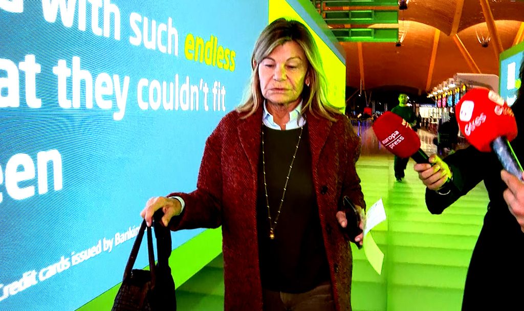 Plano medio de Cari Lapique en el aeropuerto con los medios