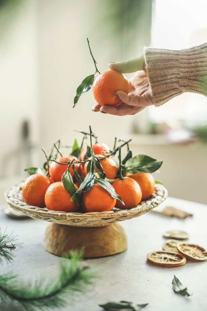 Un frutero con naranjas