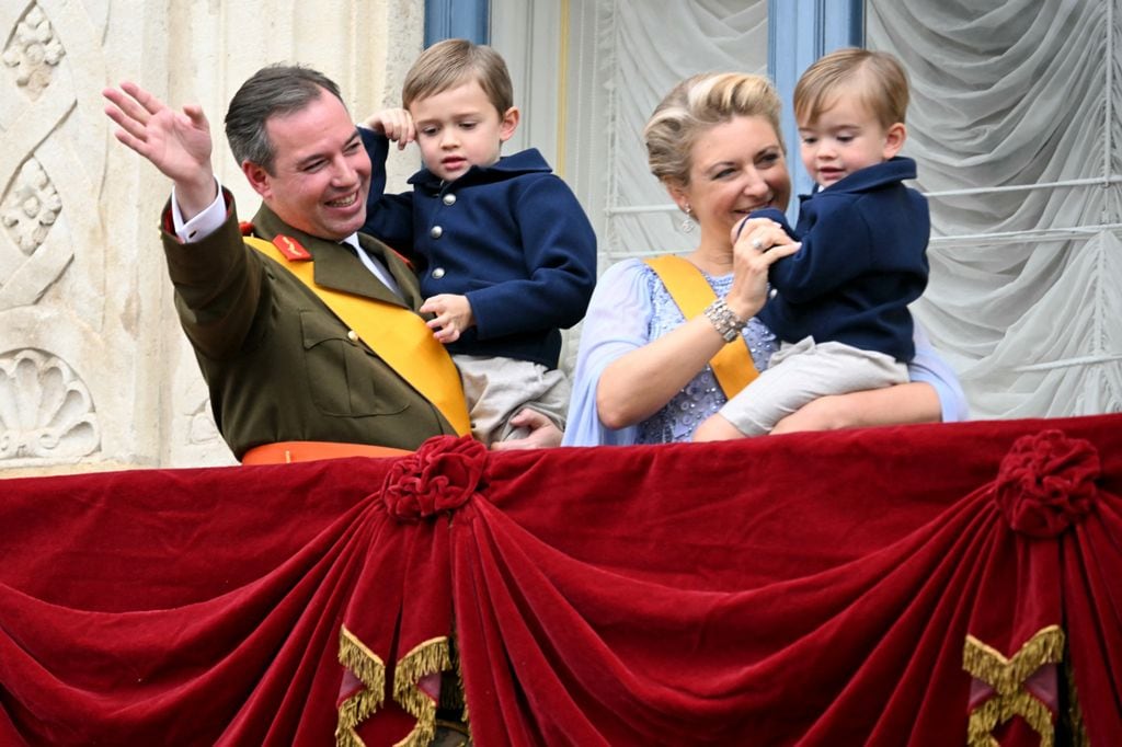 Los Grandes Duques de Luxemburgo saludan con sus dos hijos, Charles y Francois