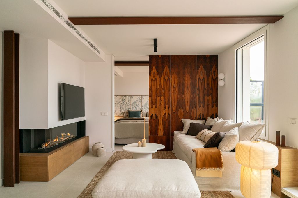 Salón con puerta corredera de madera oscura