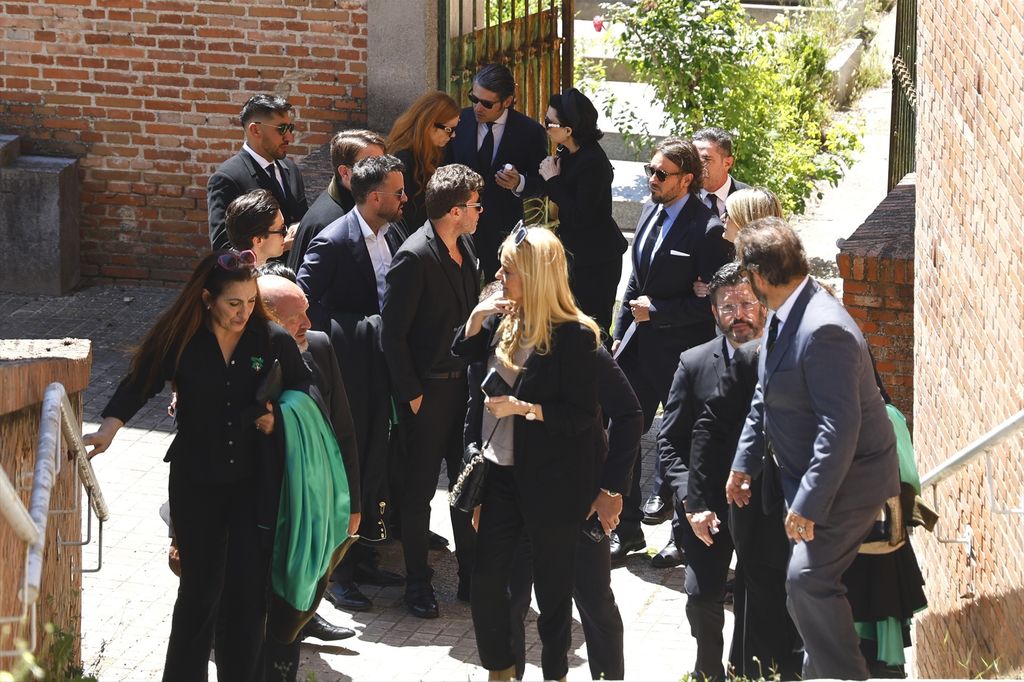 Familiares y amigos en el sepelio de Francisco de Borbón

