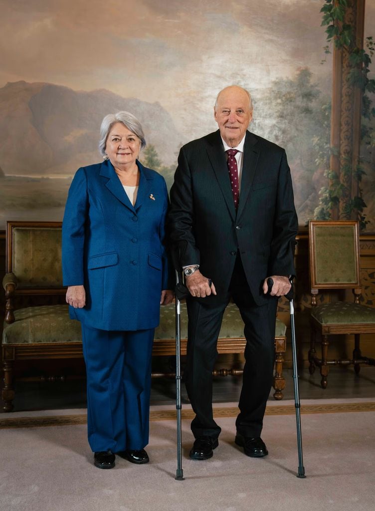 Haral de Noruega continúan con la agenda oficial mientras crece la presión política, social y mediática