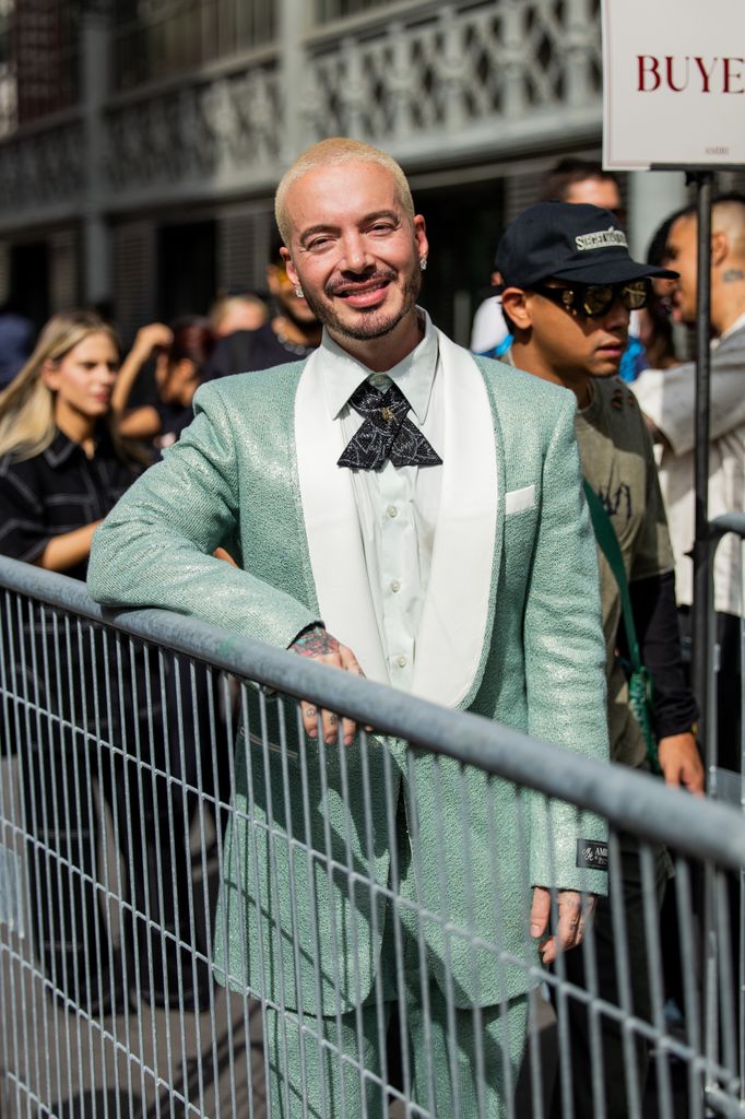 J Balvin a su llegada al desfile de Amiri en París.